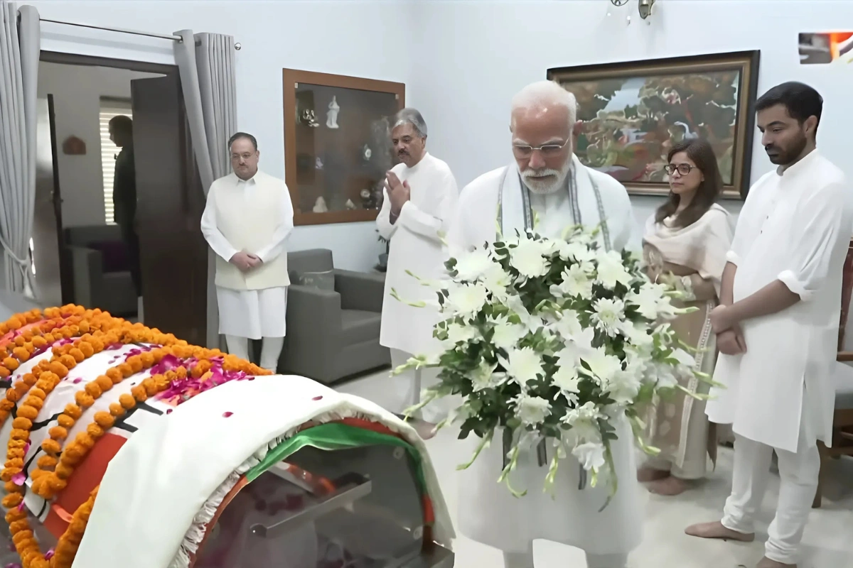 PM Modi Pays Final Tribute To Veteran BJP Leader Vijay Kumar Malhotra