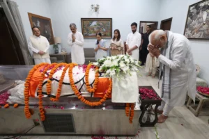 PM Modi Pays Final Tribute To Veteran BJP Leader Vijay Kumar Malhotra