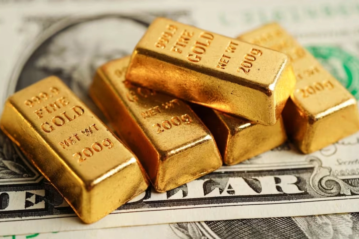 Gold Prices Dip As Dollar Strengthens; Traders Await US Data