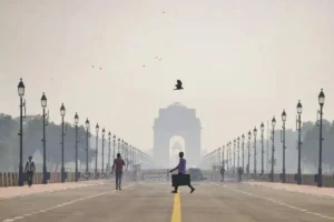 Delhi Chokes Under Thick Fog & Hazardous Air Quality Delhi Chokes Under Thick Fog & Hazardous Air Quality