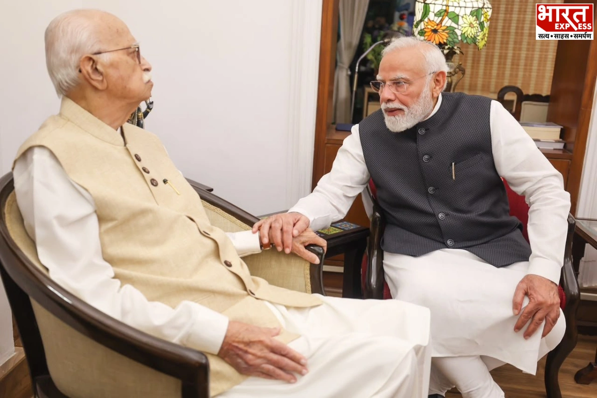 PM Modi Meets LK Advani; Seeks His Blessings On 25-Year Milestone