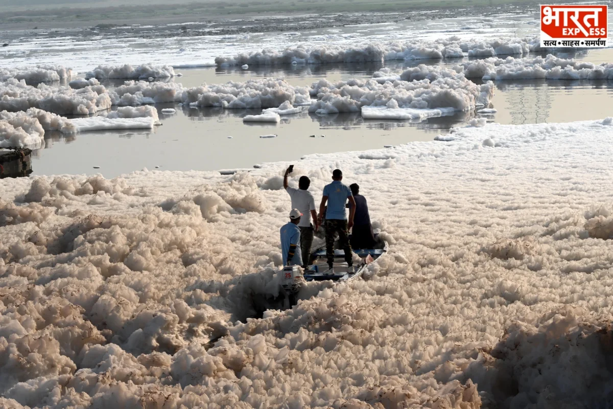 Toxic Foam Spotted On Yamuna Near Kalindi Kunj Ahead Of Chhath Puja