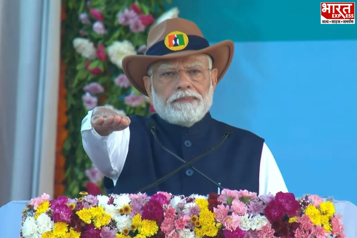 PM Modi Leads National Unity Pledge In Gujarat As BSF Woman Officer Heads Flag Guard